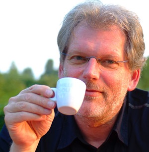 Armin Rohnen mit Kaffeetasse