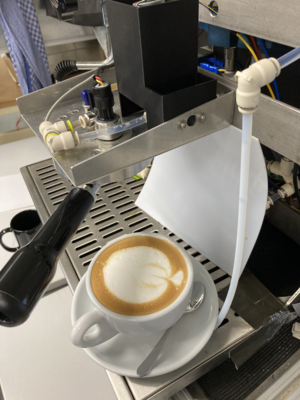 Armin Rohnen, 10. August 2023 - Erster Cappuccino aus der labortechnischen Espressomaschine